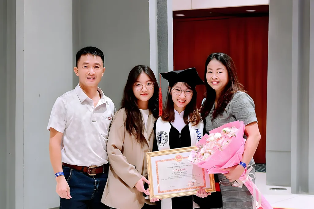 Mai Anh chụp ảnh với gia đình sau lễ tốt nghiệp, vượt qua chứng bại não để hoàn thành ước mơ