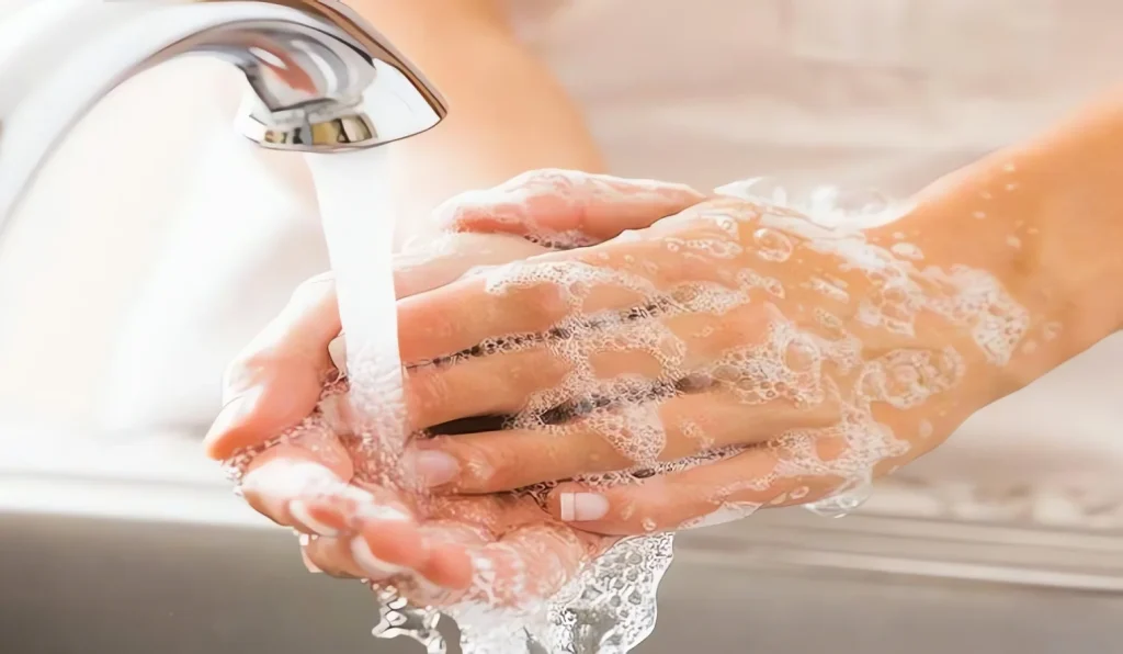 Rửa tay bằng nước ấm